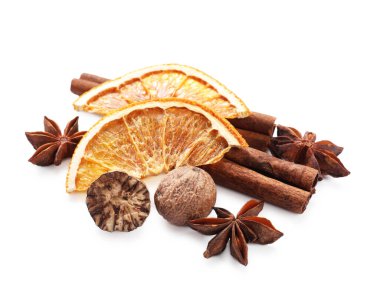 Beyaza izole edilmiş farklı aromatik baharatlar. Noel sezonu