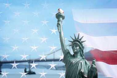 Amerikan bayrağı ve köprüsüne karşı Özgürlük Heykeli