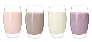 Protein karışımları beyaz bardakta izole edilmiş farklı aromalı.