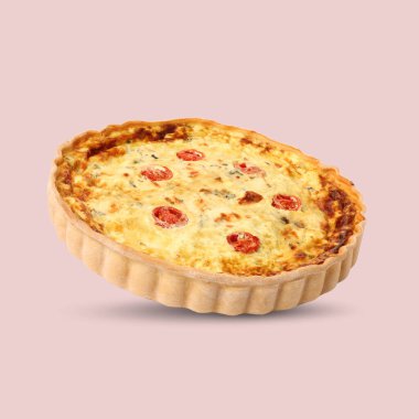 Peynirli nefis kiş ve pembe arka planda domates.