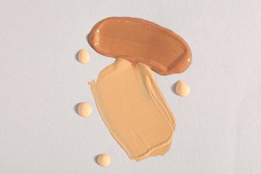 Açık gri arkaplanda farklı temel örnekleri, üst görünüm