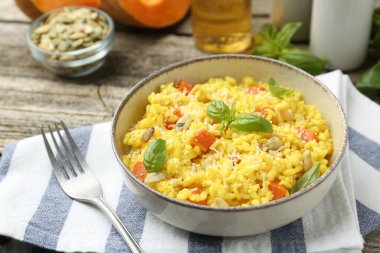 Ahşap masada servis edilen lezzetli balkabaklı risotto, yakın plan.