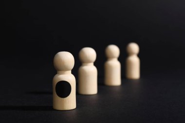 Kazandım. Siyah arkaplana karşı tahtadan olanlar arasında koyu noktalı bir parça, seçici odak