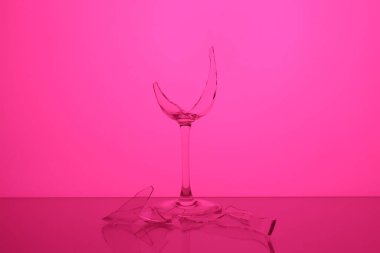 Kırık şarap kadehleri morumsu arka planda, renk tonu efekti