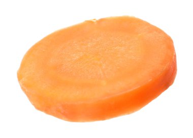 Beyaz üzerine izole edilmiş taze olgun havuç dilimi.