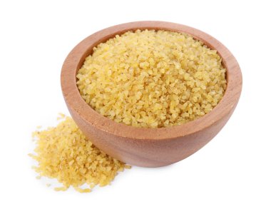 Tahta kasedeki çiğ bulgur beyaza izole edilmiş.