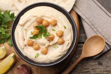 Tahta masada servis edilen nohut ve pide ile nefis humus.