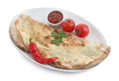 Ketçaplı leziz calzone, taze domates ve beyaz üzerine izole edilmiş kırmızı biber.