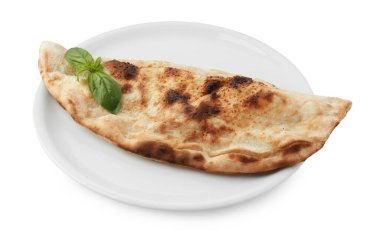 Taze fesleğen ve beyaz üzerine izole edilmiş lezzetli bir calzone.