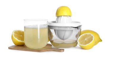 Bardakta taze limon suyu, meyve sıkacağı ve beyaz üzerine izole edilmiş meyveler.
