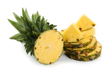 Beyaz üzerine izole edilmiş sulu ananas parçaları.