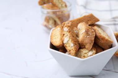 Geleneksel İtalyan bademli bisküvileri (Cantucci) beyaz masada, yakın plan. Metin için boşluk