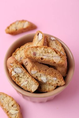 Pembe zemin üzerinde lezzetli badem bisküvileri (Cantuccini)