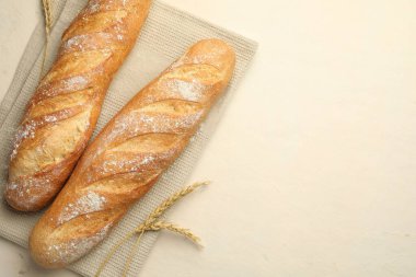 Taze baget ve çiviler bej masada, düz yerde. Metin için boşluk