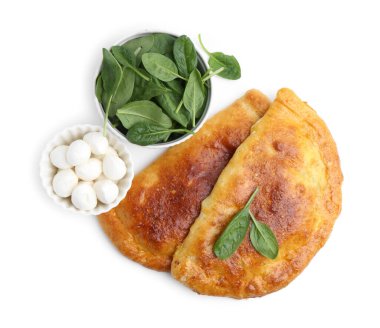 Fesleğen ve mozzarella peynirli leziz calzones beyaz, üst manzara