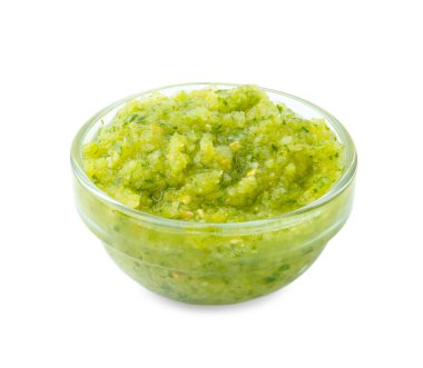 Lezzetli ev yapımı yeşil salsa sosu beyaz üzerine izole edilmiş.