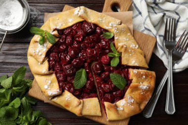Kirazlı ve naneli leziz galette ahşap masada, düz yerde.