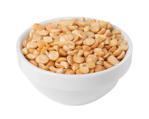 Сушеный горох в чаше изолирован на белом