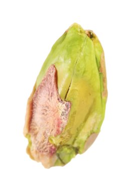 Soyulmuş fıstıklı fındık beyaza izole edilmiş.