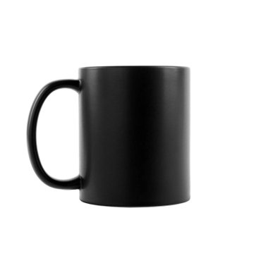 Beyaz üzerine izole edilmiş boş bir siyah seramik bardak. Tasarım için model