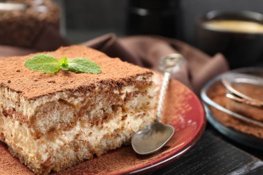 Masada naneli nefis tiramisu, yakın plan.