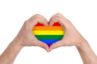 Beyaz arka planda LGBT renginde kalp gösteren adam, yakın plan. Hoşgörü ve kabullenme