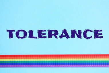 Hoşgörü ve kabullenme. Açık mavi arkaplanda LGBT renklerinde parlak kurdele