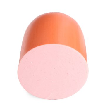 Lezzetli bir parça haşlanmış sosis beyaza izole edilmiş.