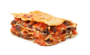 Lezzetli pişmiş lazanya beyazın üzerinde izole edilmiş. İtalyan mutfağı