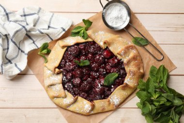 Kirazlı, nane ve pudra şekerli lezzetli galet ahşap masa, düz yatıyordu.