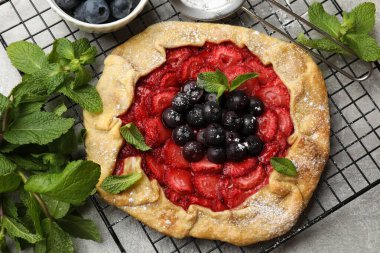 Gri masada böğürtlenli ve nane şekerli leziz bir galet.