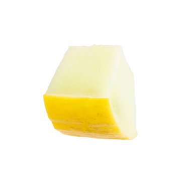 Olgun kavun parçası beyaza izole edilmiş.