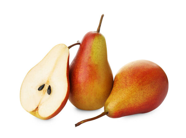Целые и обрезанные спелые груши изолированы на белом