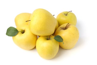 Birçok taze sarı elma beyaz üzerine izole edilmiştir.