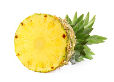 Olgun ananas parçası beyaza izole edilmiş.