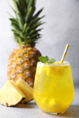 Gri masadaki nane şekerli ananas kokteyli.