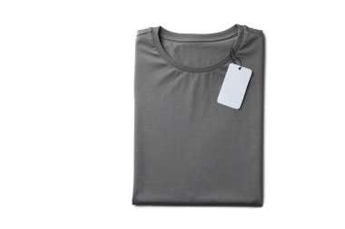 Beyaz arka planda etiketli gri tişört, üst manzara. Tasarım için model