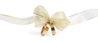 Alyanslar beyaz arkaplanda kurdeleyle bağlanmış.