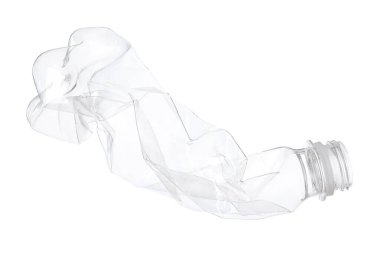 Kırışmış bir plastik şişe beyaza izole edilmiş.