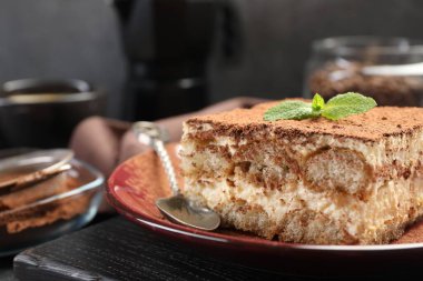 Masada naneli nefis tiramisu, yakın plan.