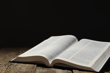 Tahta masada İngilizce İncil 'i aç. Metin için boşluk
