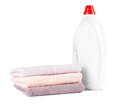 Çamaşır deterjanı şişesi ve beyaz üzerine izole edilmiş temiz havlular.