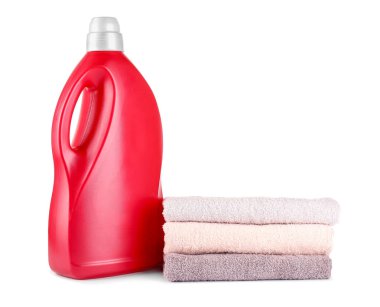 Çamaşır deterjanı şişesi ve beyaz üzerine izole edilmiş temiz havlular.