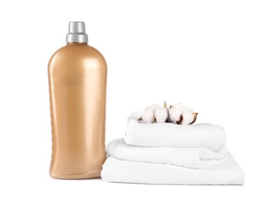 Çamaşır deterjanı şişesi, temiz havlular ve beyaz üzerine izole edilmiş pamuk çiçekleri.