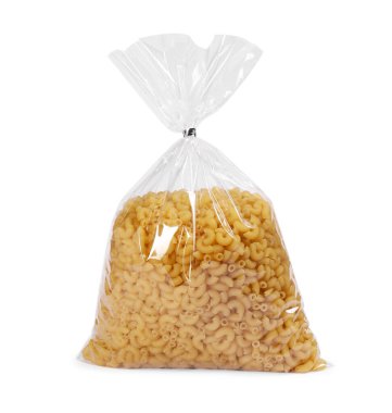 Beyaz üzerinde makarna olan plastik torba.