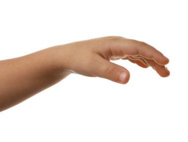 Beyaz arka planda küçük bir çocuk, eli yakın.