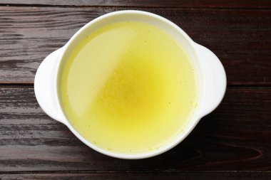 Lezzetli tavuk buğlonu ahşap masada, üst manzara.