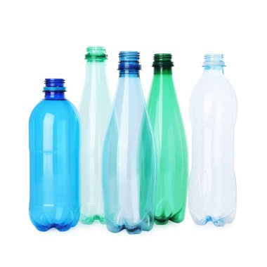 Birçok boş plastik şişe beyaza izole edilmiş.