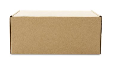 Beyaza izole edilmiş kapalı bir karton kutu. Tasarım için model