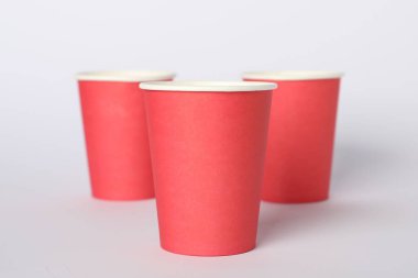 Beyaz arka planda kağıt bardaklar. Tasarım için model